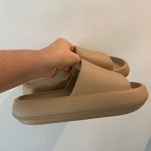 Sootheez Slides/Sandals Brand New. Size 8/9